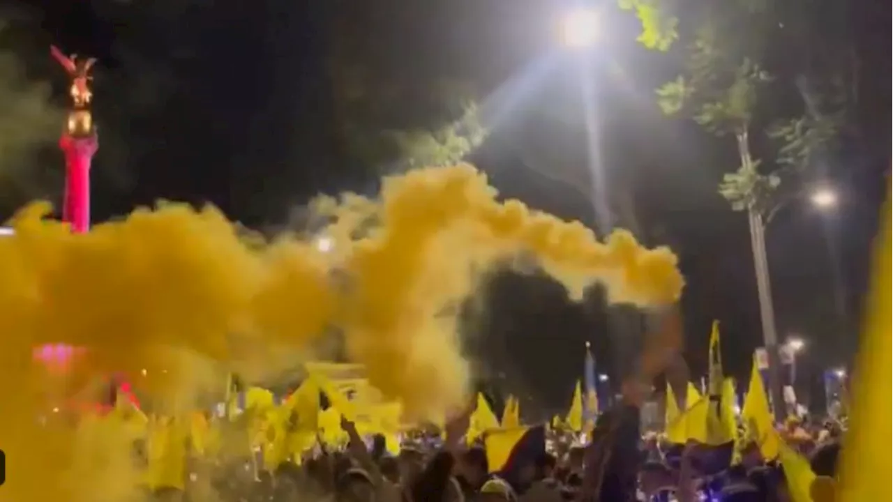 Afición de América 'invade' el Ángel de la Independencia en CDMX para celebrar la 15