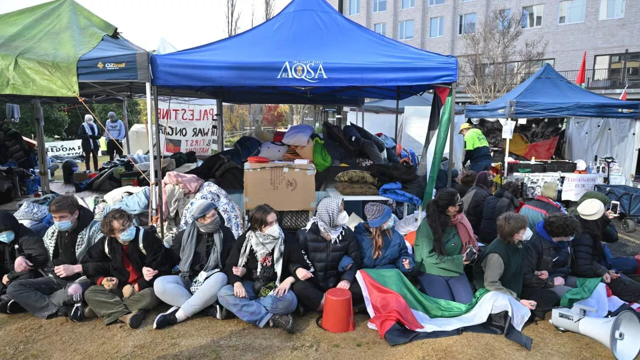 Police arrive at ANU Gaza protest camp as students refuse to move on