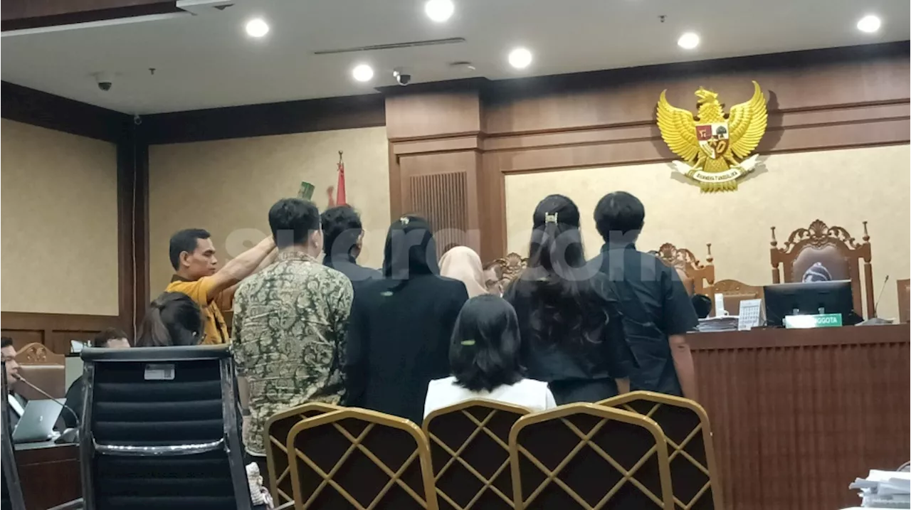 Disumpah Depan Hakim, Istri, Anak dan Cucu SYL Kompak 'Serba Hitam' saat Bersaksi di Pengadilan