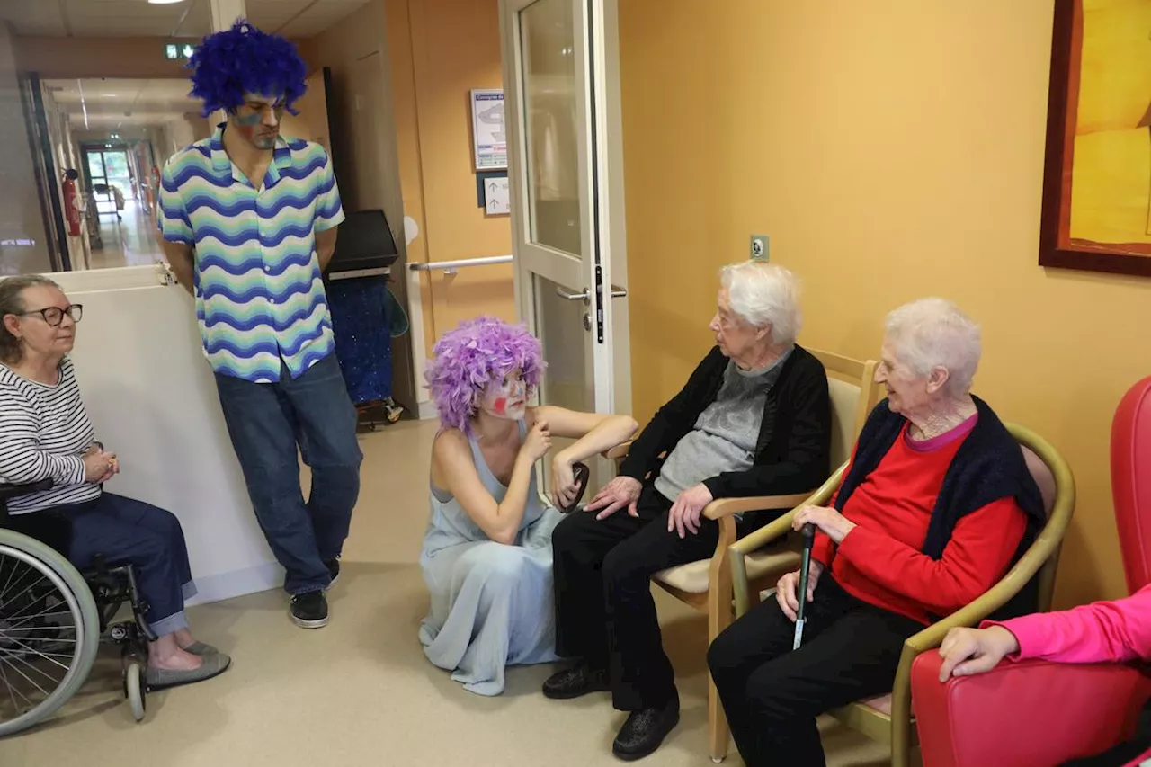 Quand clowns, musiciens et marionnettistes investissent un centre hospitalier de Dordogne