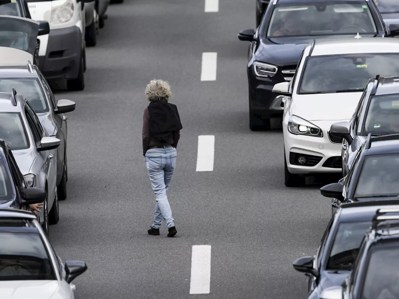 Lange Autostaus vor dem Nord- und dem Südportal am Gotthard