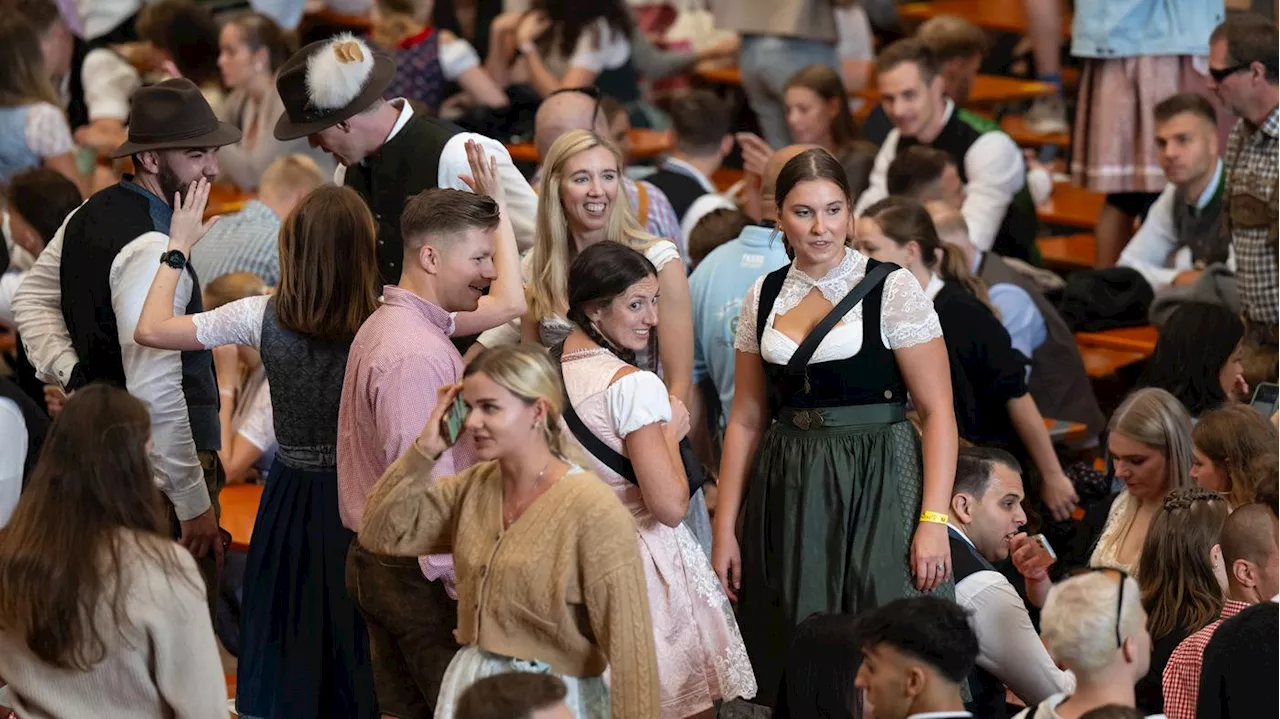 „Kein Platz für rechten Scheißdreck“: Lied „L’Amour Toujours“ wird auf Volksfesten verboten