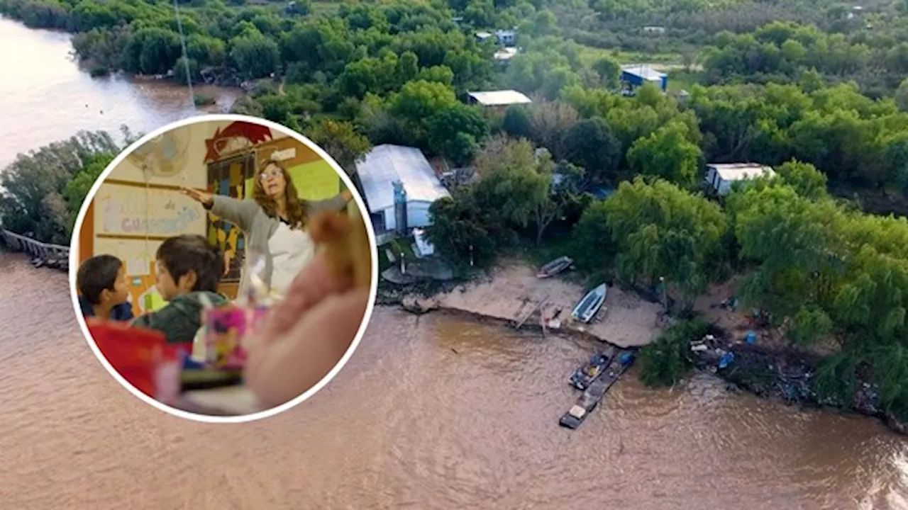 Es maestra, tiene 55 años, llega a la escuela en canoa y tiene asistencia perfecta