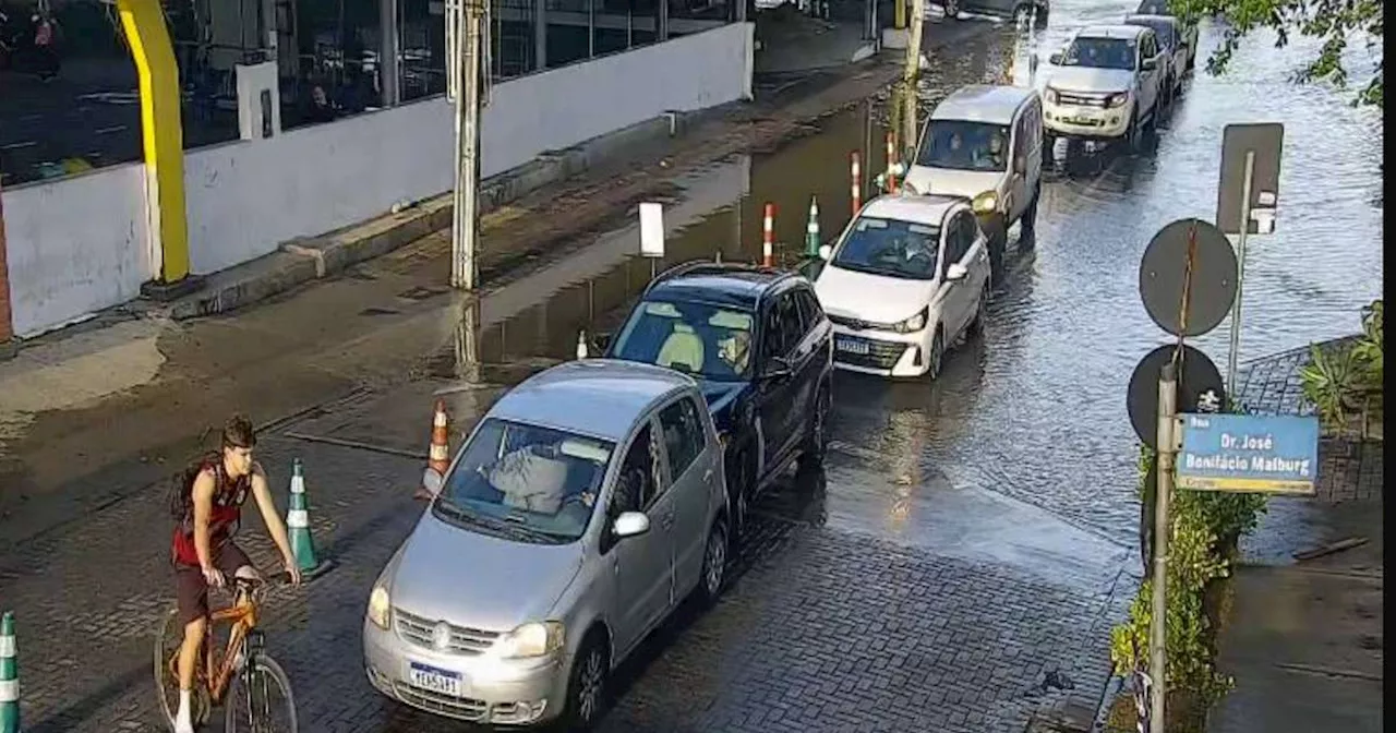 Maré astronômica provoca alagamentos no litoral de Santa Catarina; veja