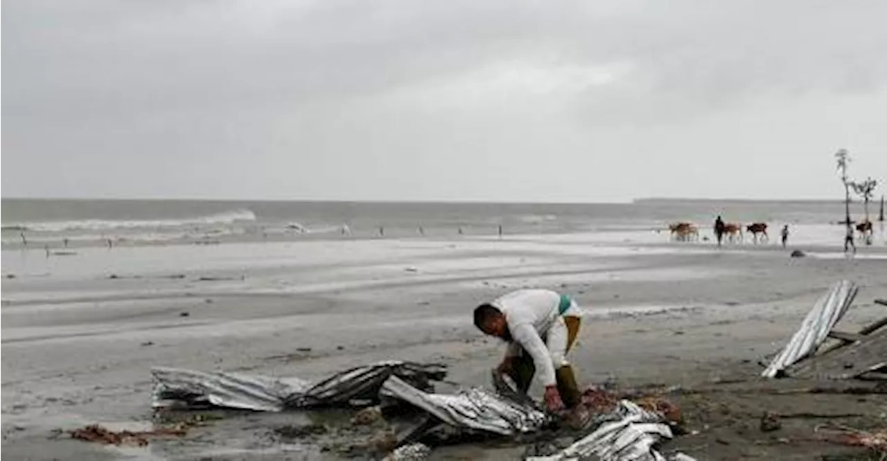 Thousands flee as cyclone barrels towards Bangladesh