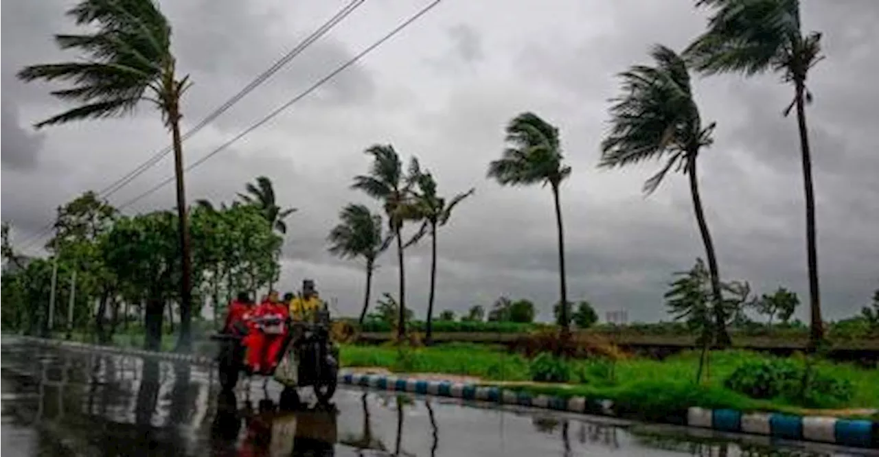 Two dead as cyclone batters Bangladesh and India