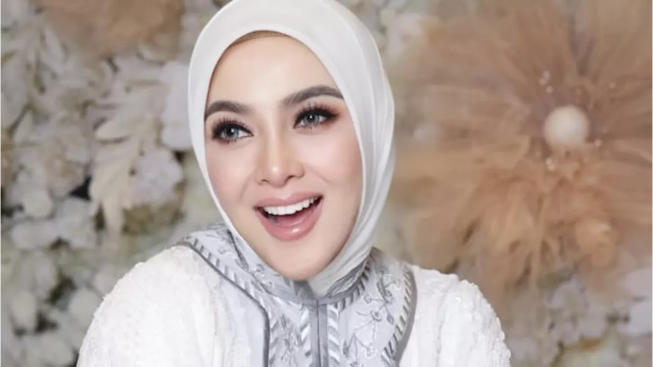 Syahrini Tetep Jaga Penampilan Meski Hamil, Adik: Dia Gak Mau Terlihat Gak Rapi