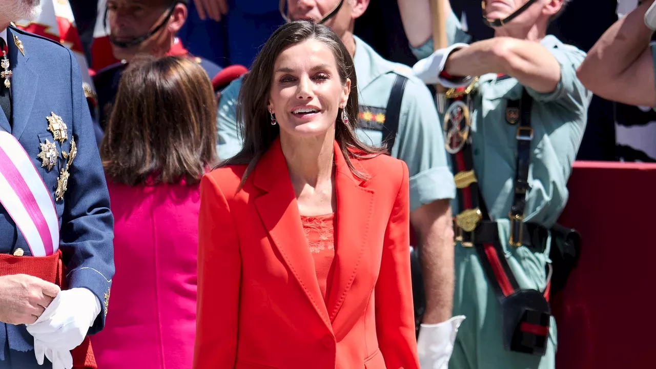 Königin Letizia: Sie trägt jetzt diese weißen Sneaker – und kombiniert sie überraschend elegant zum Hosenanzug