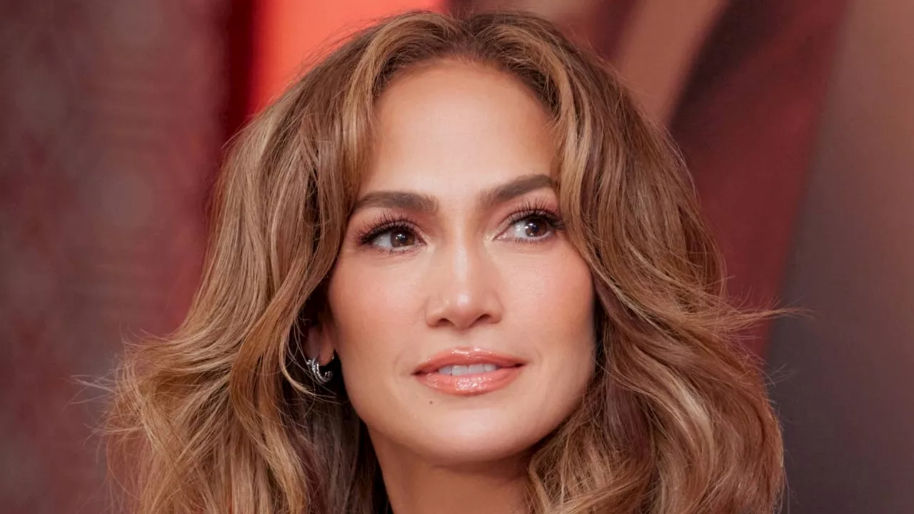 Jennifer Lopez y su look en México que no viste con pantalones trnasparentes y megaplataformas