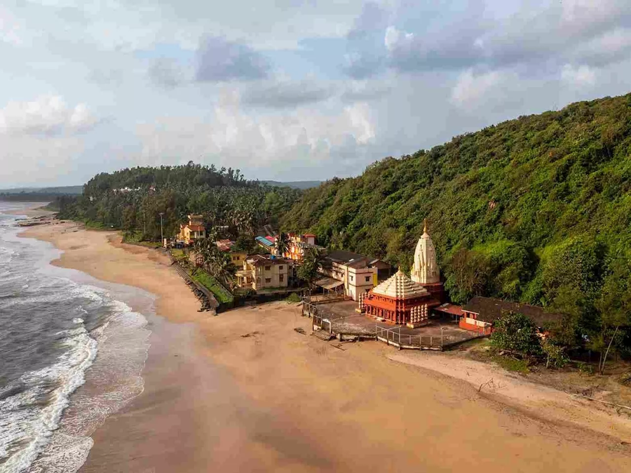 महाराष्ट्रातील एकमेव मंदिर जिथं समुद्राच्या लाटा गणपतीच्या मूर्तीला करतात चरणस्पर्श; कोकणातील प्रसिद्ध पर्यटनस्थळ