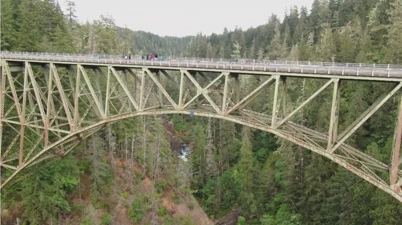 Washington teen survives after falling 400 feet from bridge