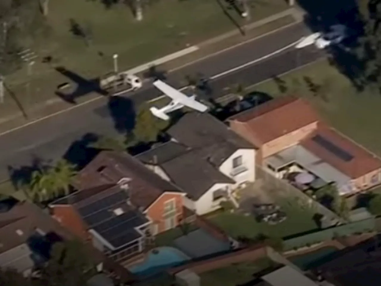 Nail-Biting Footage Of Plane Narrowly Missing Buildings To Make Emergency Landing In Sydney [Video]