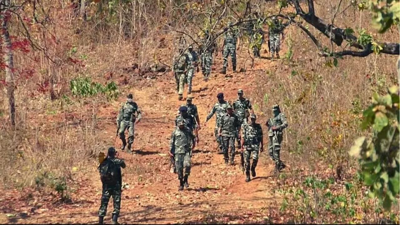 नक्सलियों के खिलाफ बड़ी सफलता, 6 लाख के इनामी नक्सली का सरेंडर, 15 गिरफ्तार