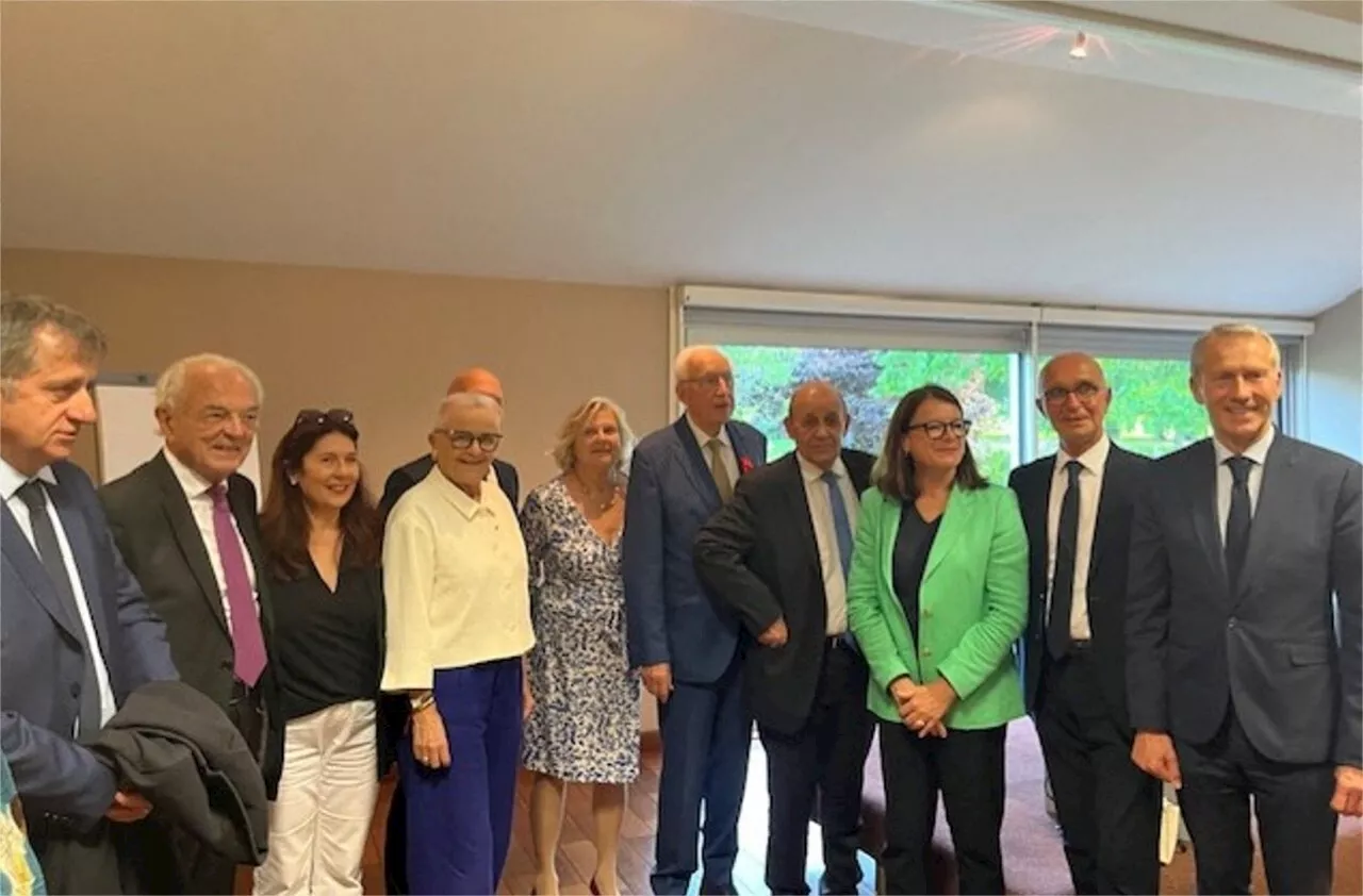 Pierre Méhaignerie décoré de la Légion d’honneur par Jean-Yves Le Drian à Châteaubourg