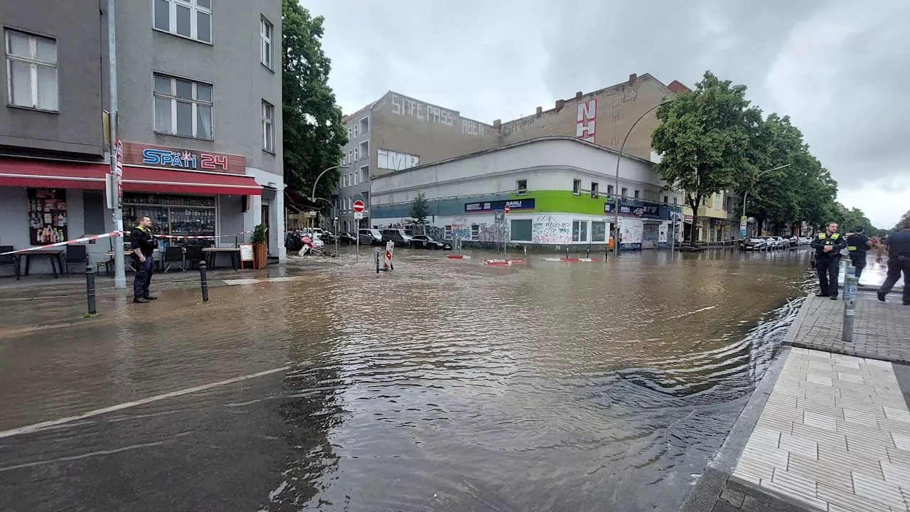 Berlin: Wasserrohrbruch! Komplette Straße unter Wasser