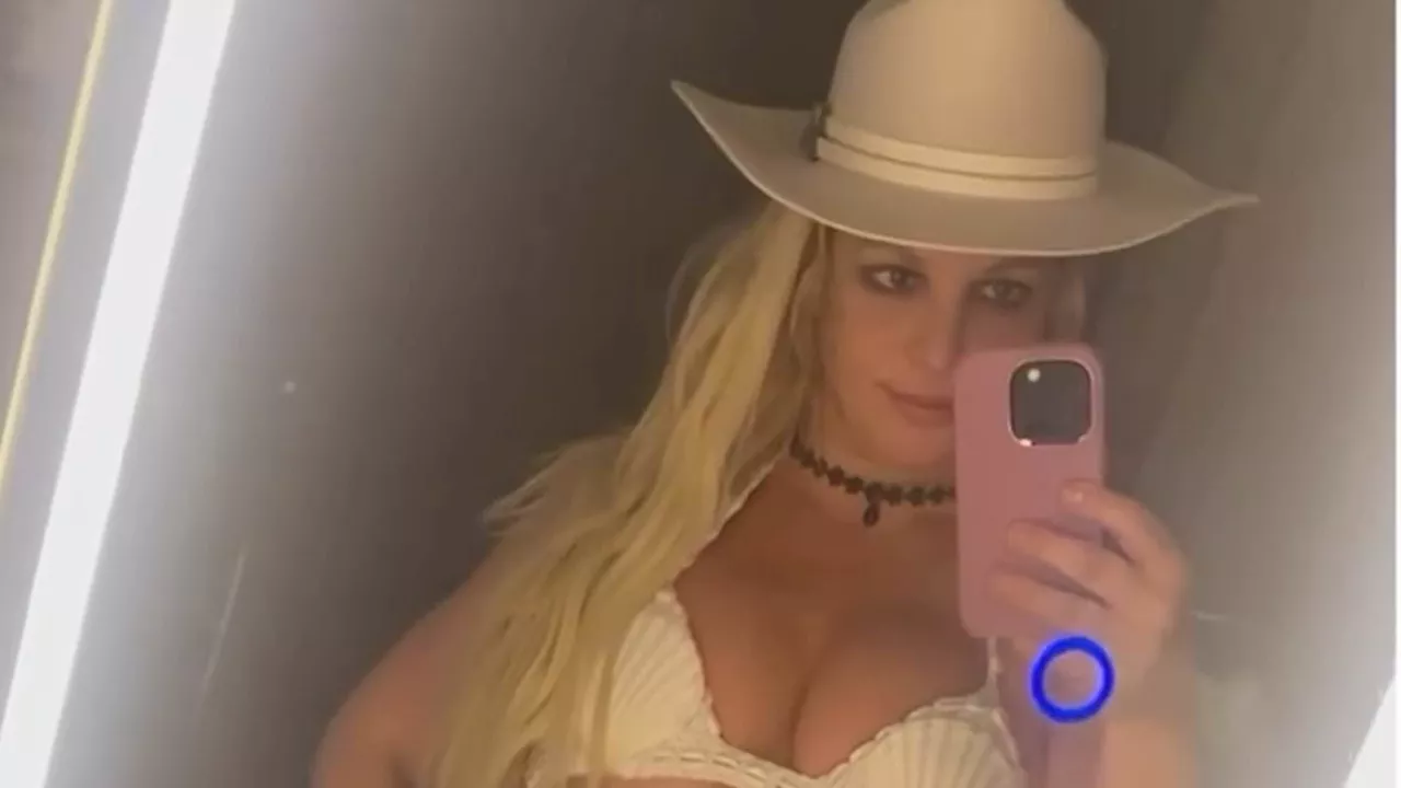 Britney Spears models bikini and plots trips to UK, Italy, and Vegas