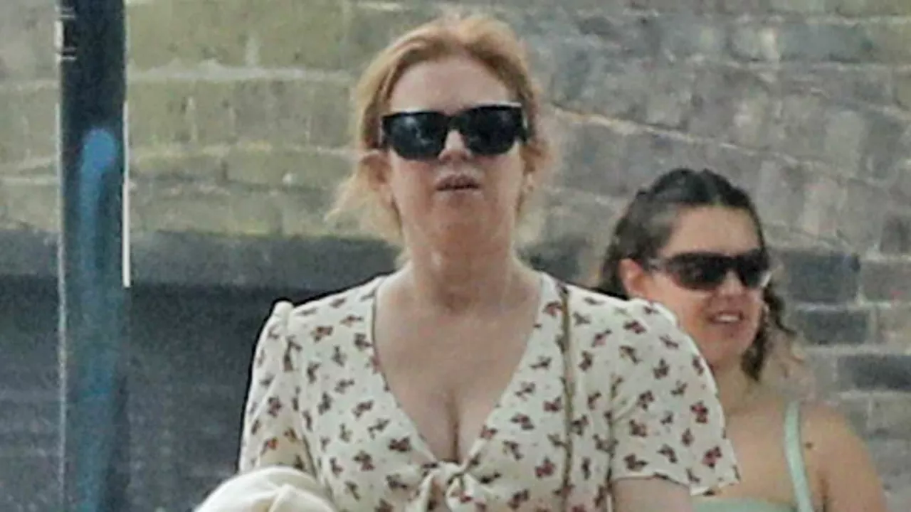 Isla Fisher steps out for a summer stroll in Hampstead without her wedding ring after shock split...