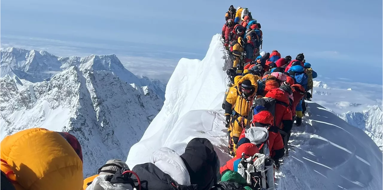 Stau auf dem Mount Everest: Einstürzende Schneekante reißt Bergsteiger mit