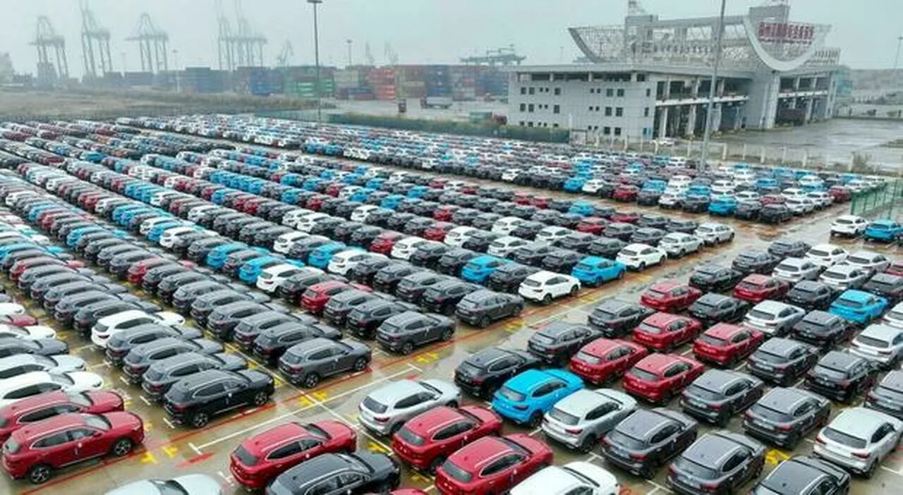 Auto, così la Cina anticipa i dazi e riempie i porti d’Europa