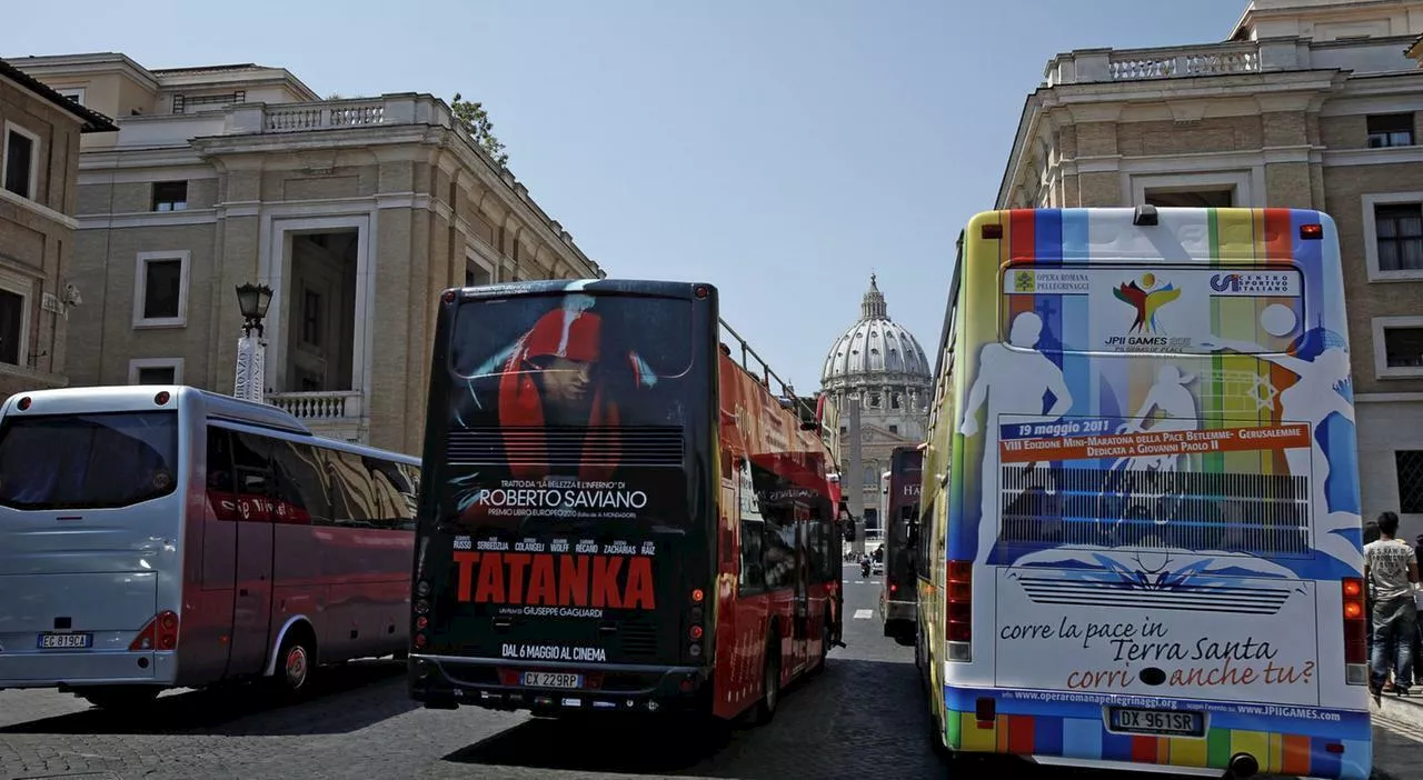 Bus turistici Roma, soste veloci e controlli: la stretta. Tagli anche ai parcheggi