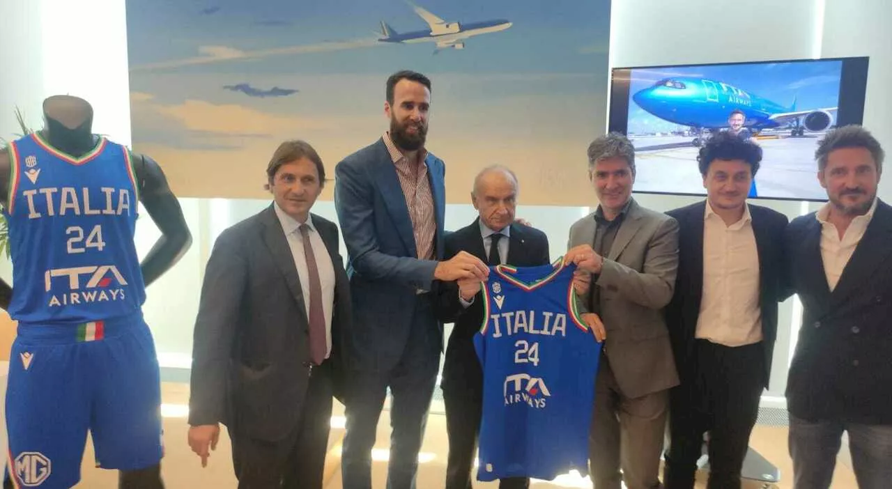 Italbasket, svelate le nuove maglie. Petrucci: «Al pre olimpico sfavoriti, ma lo era anche l'Atalanta in Europ