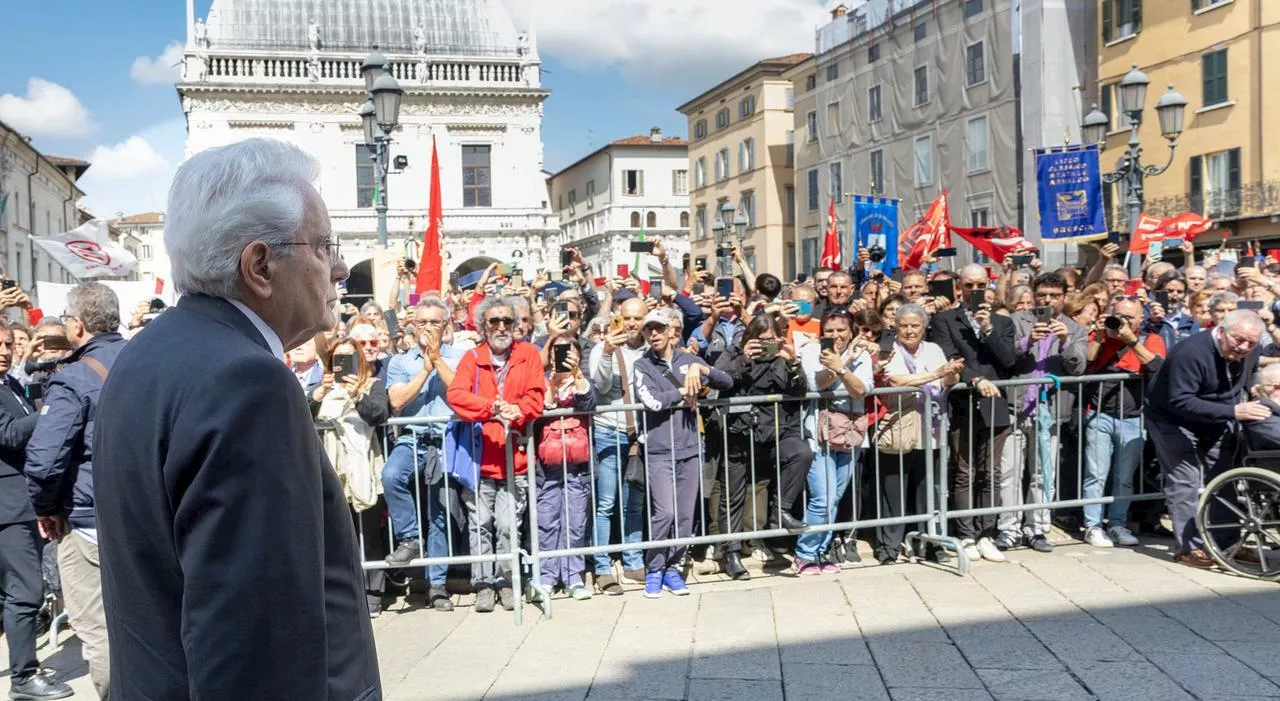 Mattarella a Brescia: «Gli ideatori della strage volevano il fascismo». Piazza della Loggia gremita