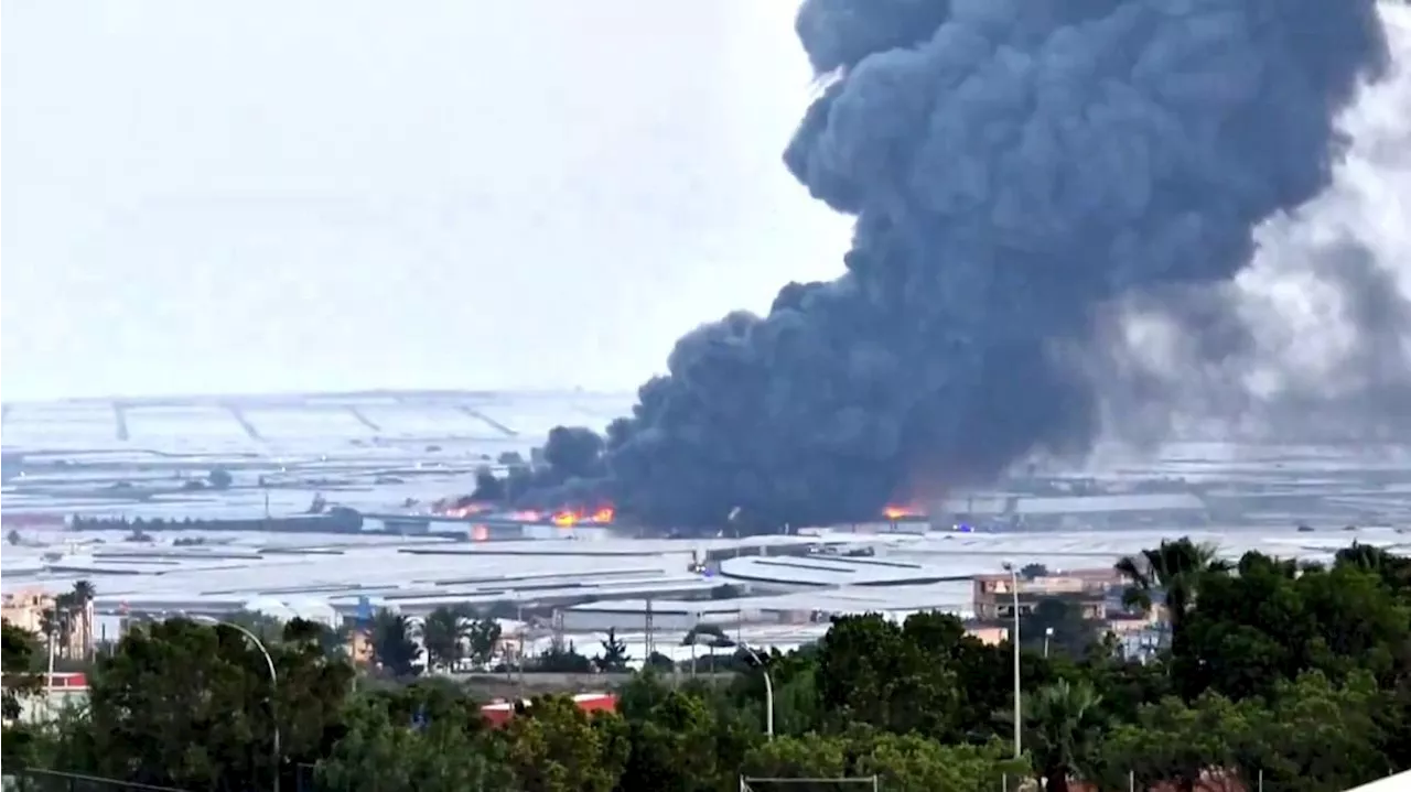 La Guardia Civil desaloja una nave de El Ejido, Almería, por un incendio