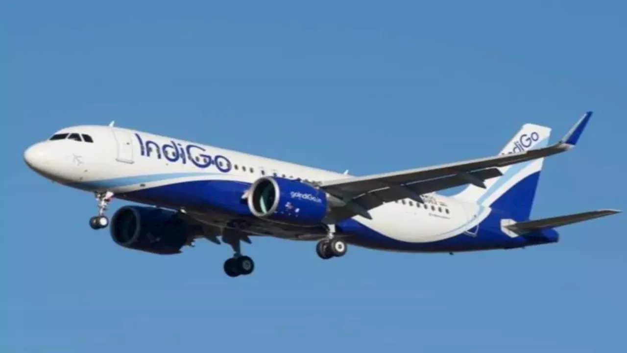 दिल्ली से वाराणसी जा रही IndiGo की फ्लाइट में बम की सूचना से मचा हड़कंप, टॉयलेट में मिले टिशू पेपर पर लिखी ये बात