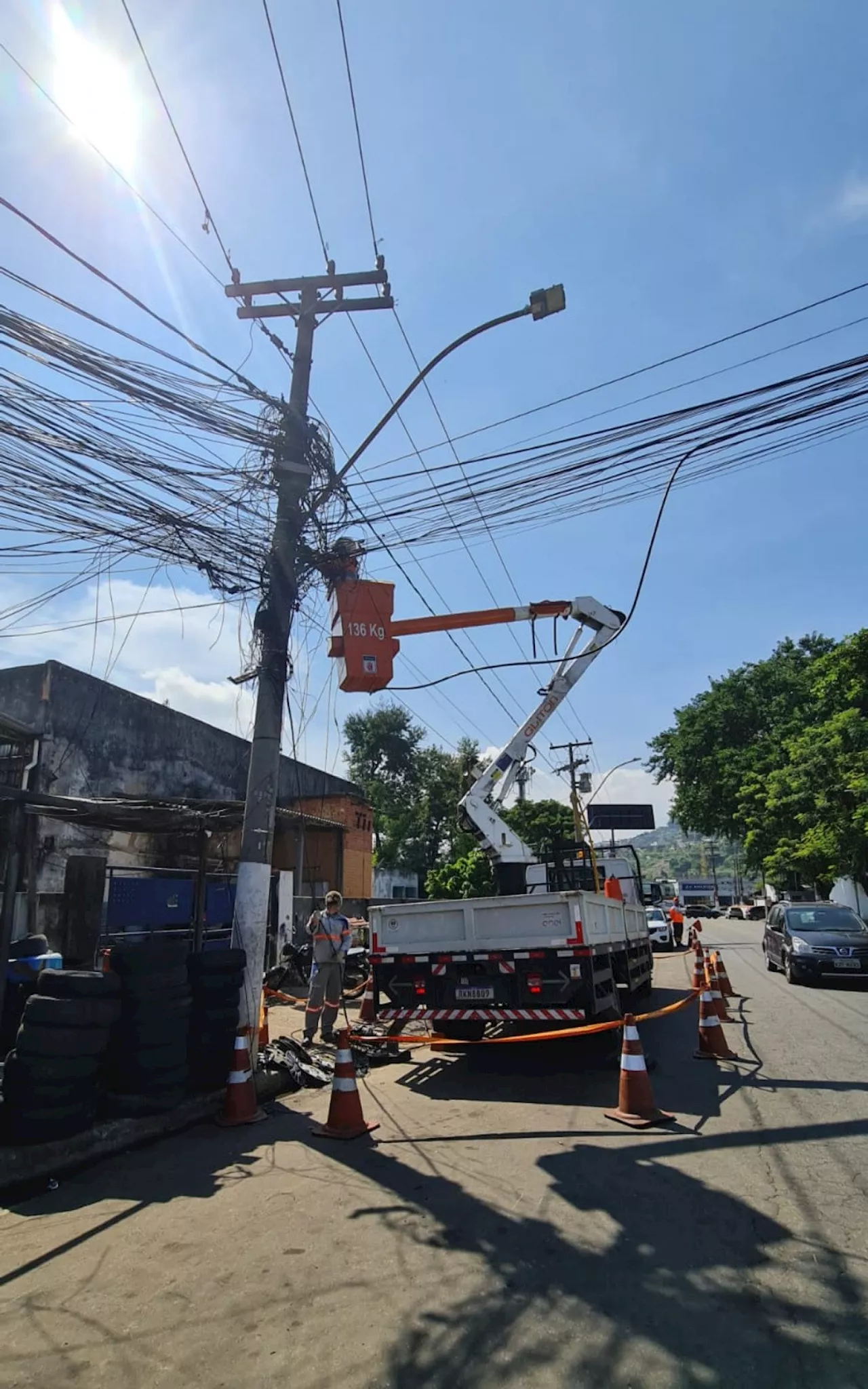 Enel prepara ações para remover ligações irregulares e acabar com poluição visual em Angra