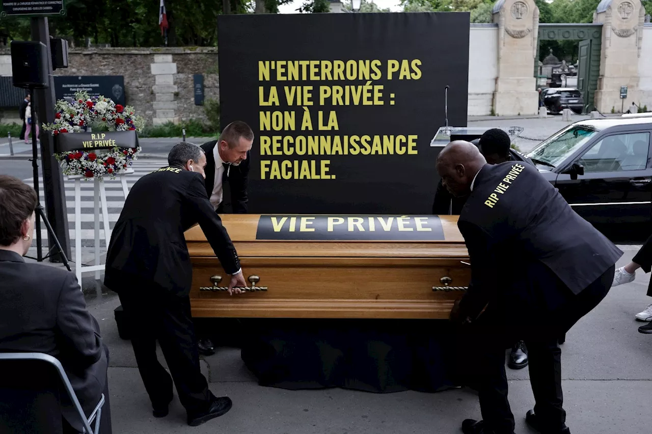 Vidéosurveillance algorithmique: Amnesty enterre symboliquement 'la vie privée' au Père-Lachaise