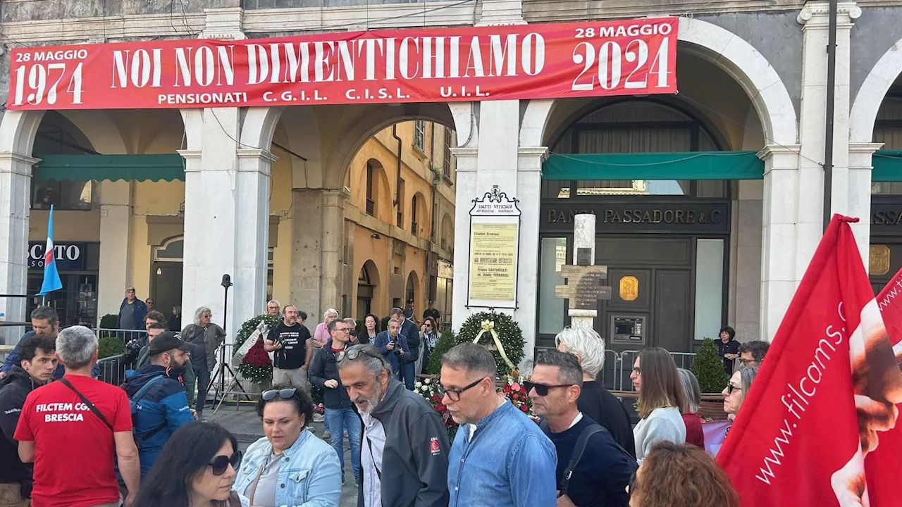 Mattarella a Brescia: “Il terrorismo nero colpiva la democrazia. Oggi l’Italia è piazza della Loggia”