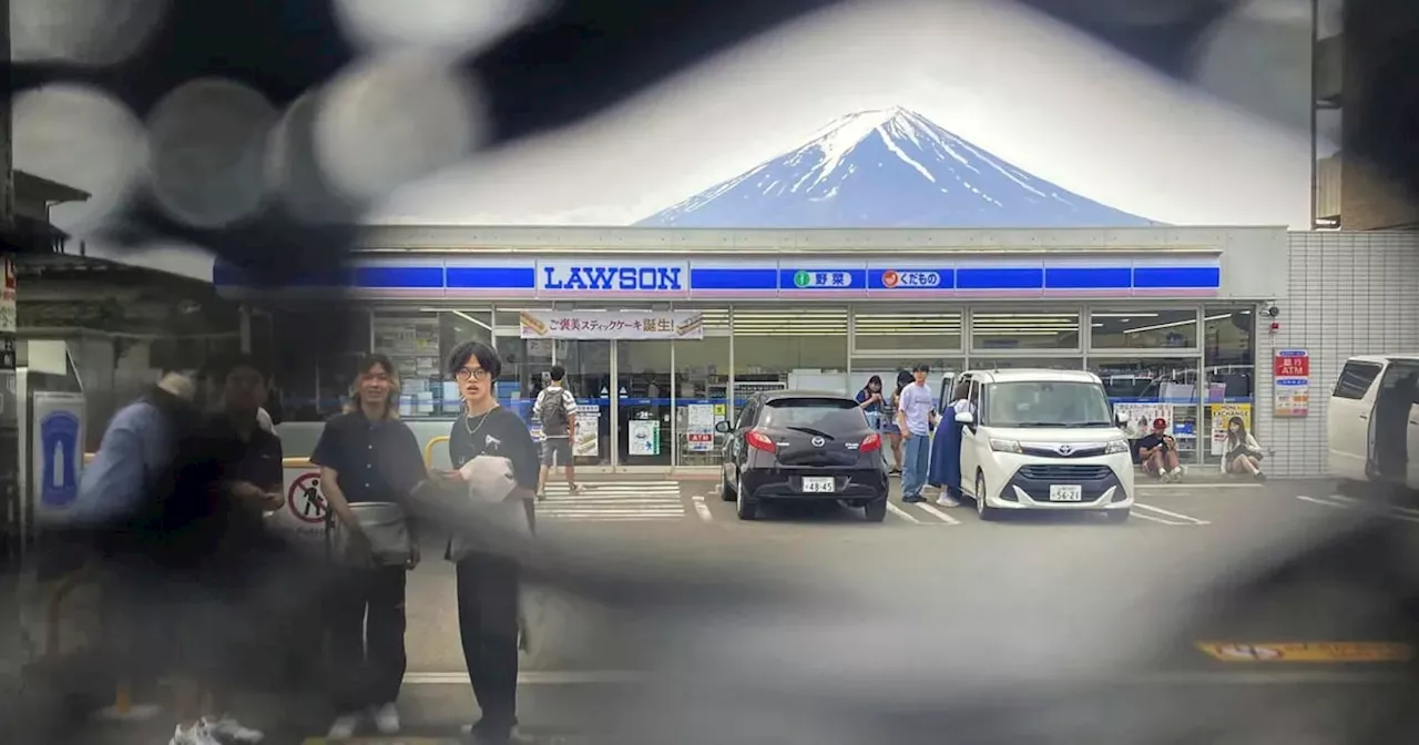 Hallan agujeros en enorme malla colocada para tapar la vista del monte Fuji