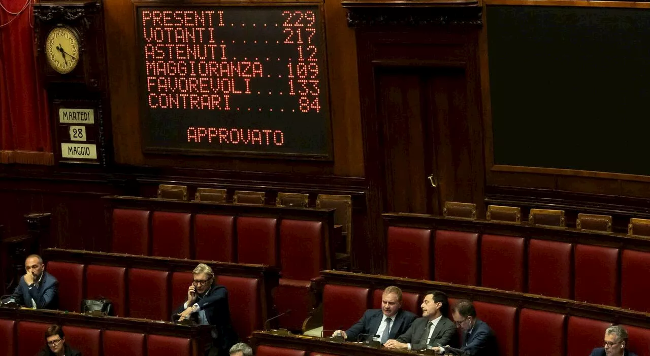 Premierato, aboliti i senatori a vita: ok al primo articolo. Bagarre e seduta sospesa durante i lavori a Palaz