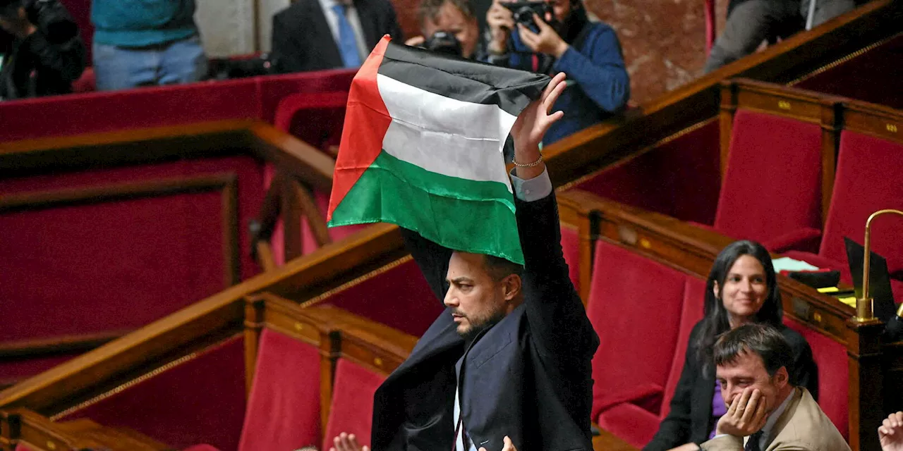 Un député de LFI brandit un drapeau palestinien à l’Assemblée nationale