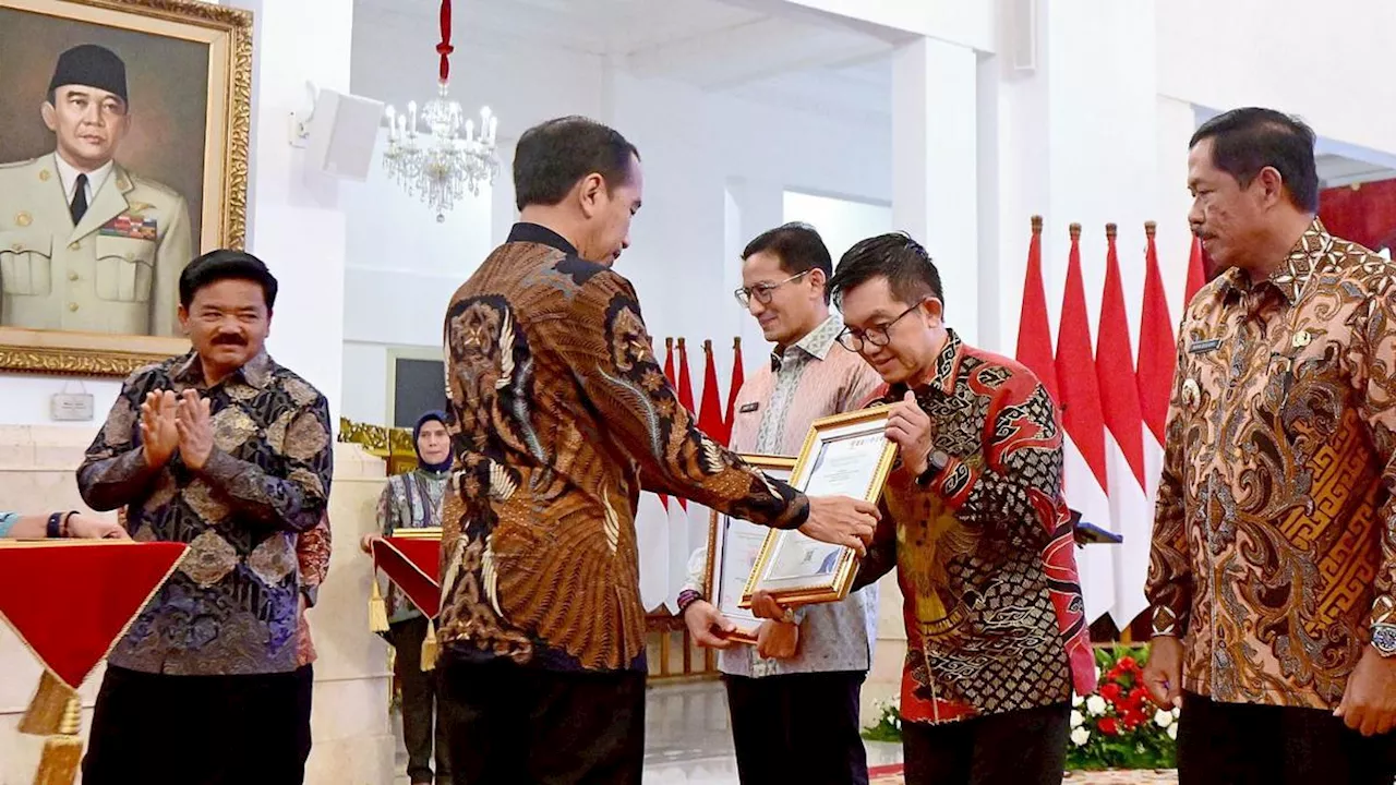 LAN Terima Penghargaan Peringkat Tertinggi Indeks SPBE Tahun 2023 dari Presiden Jokowi