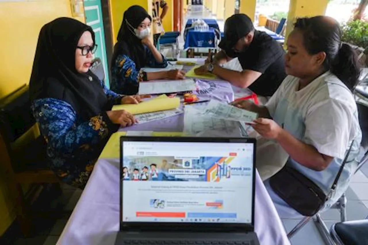 Puluhan Orang Tua Murid Keluhkan Buruknya Layanan Informasi PPDB di Disdik Kota Depok