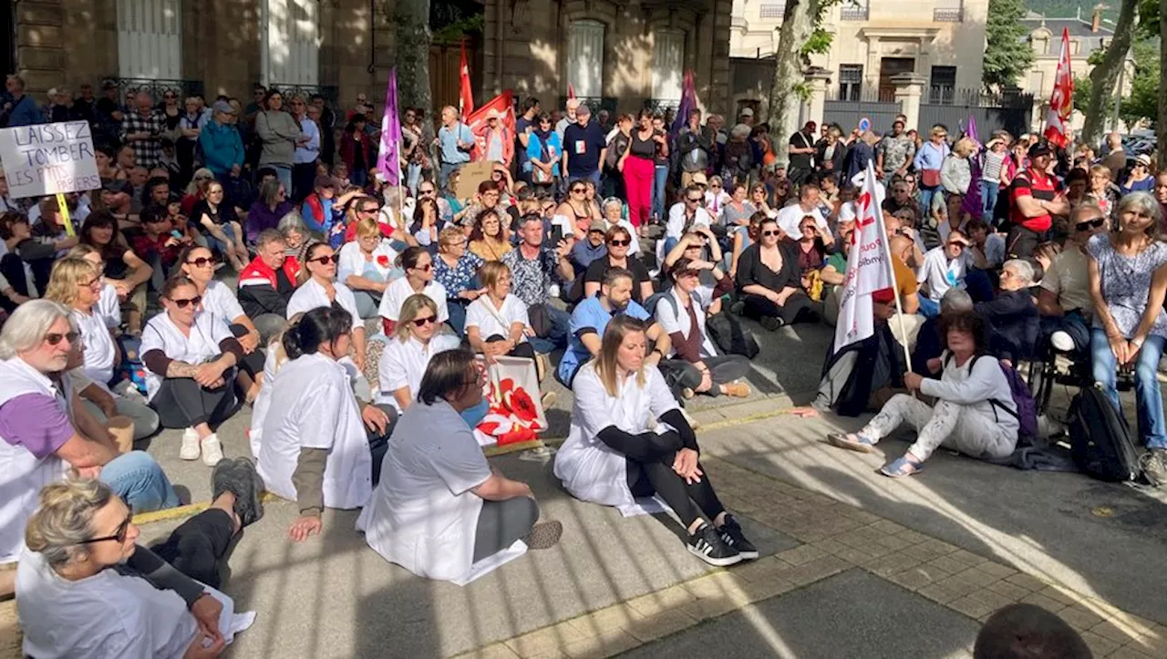 Millau : manifestation devant la sous-préfecture pour soutenir le médecin psychiatre menacé d’expulsion