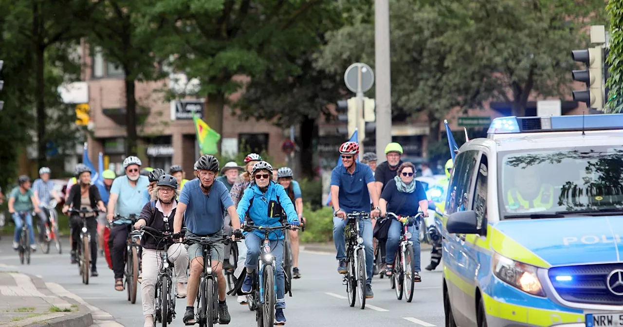 200 Radler demonstrieren gegen gefährliche Wege in Herford