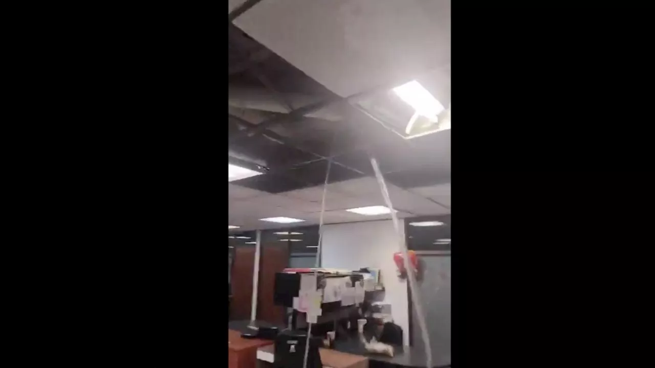 Así impactaron las fuertes lluvias en el interior de las instalaciones del INE (Video)