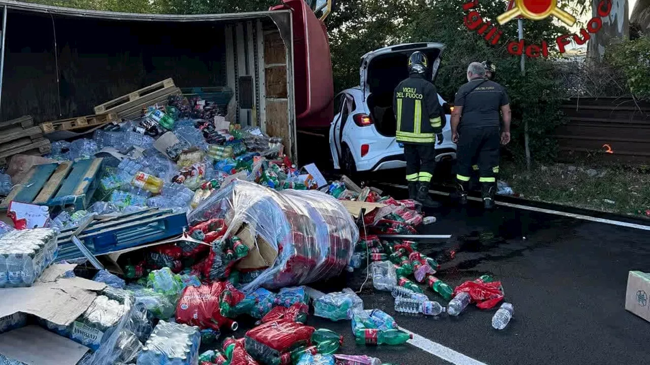 Incidente sulla Laurentina: tir si ribalta dopo carambola con tre auto, tre feriti