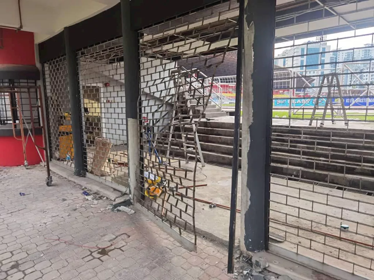 QuickCheck: Did football supporters damage the gates at a PJ stadium?