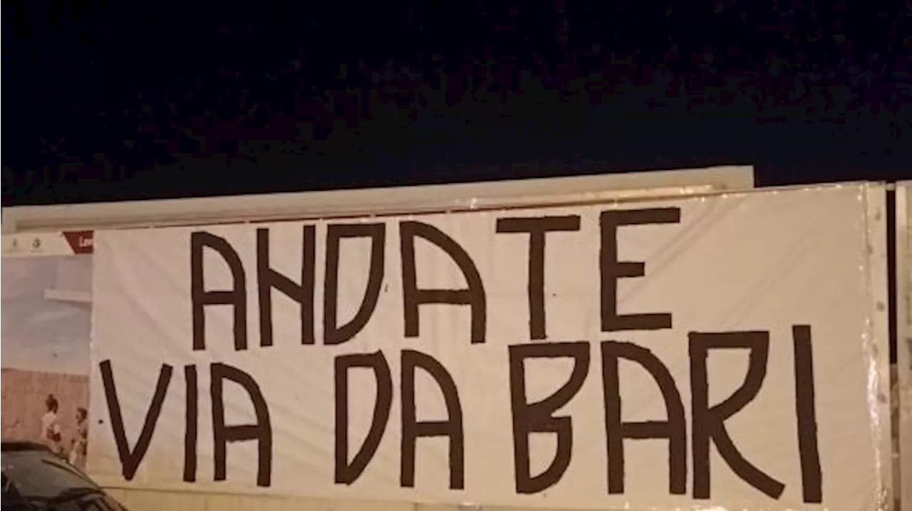 Bari, dopo la salvezza torna la contestazione: tifoseria in campo contro la multiproprietà