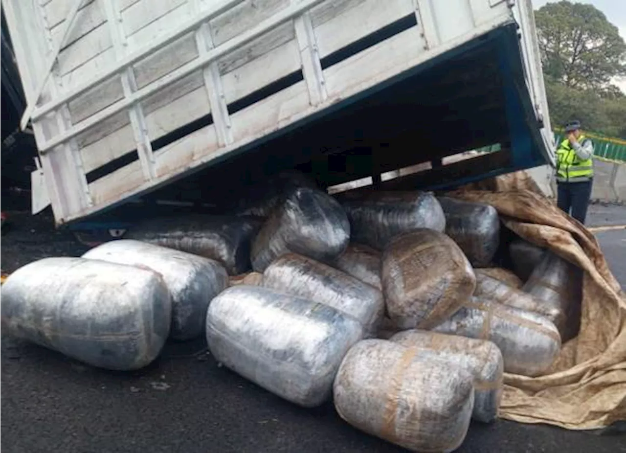 Vuelca camioneta con 500 kilos de marihuana en la México-Toluca; el conductor escapó