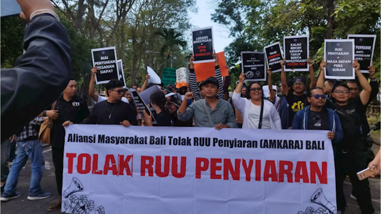 Tolak RUU Penyiaran, Ratusan Jurnalis Bali dan Mahasiswa Geruduk DPRD Bali