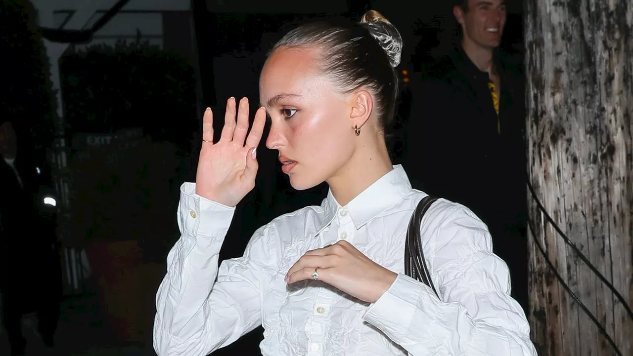 Lily-Rose Depp fait revivre le micro-short en jean, tendance controversée des années 2000