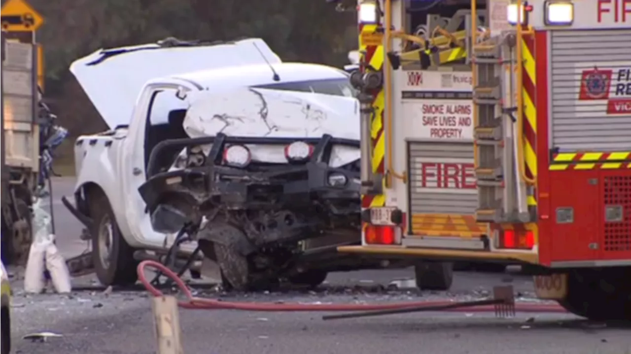 People trapped as serious three-vehicle crash closes road in Oaklands Junction, Melbourne