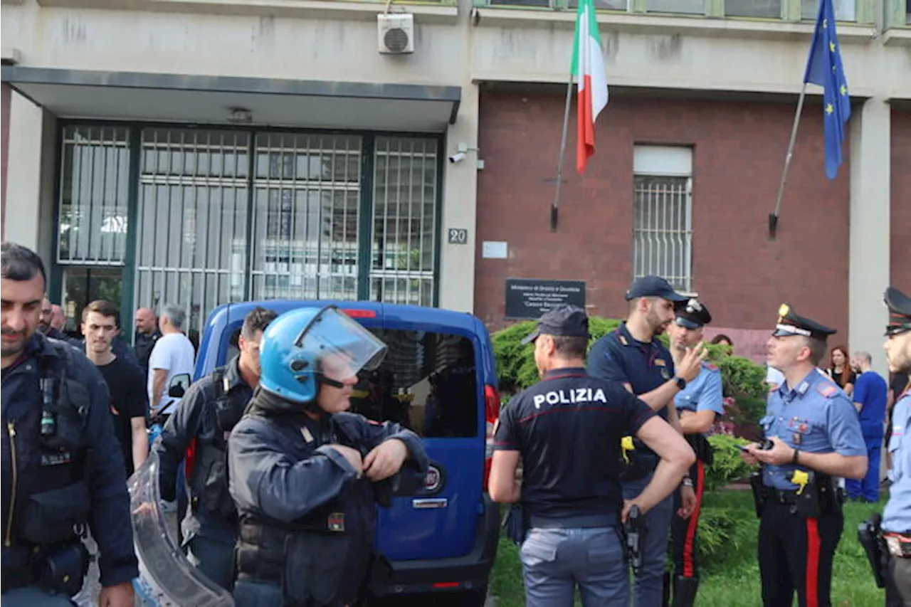 Finita la rivolta al carcere Beccaria di Milano, i detenuti erano asserragliati nel cortile