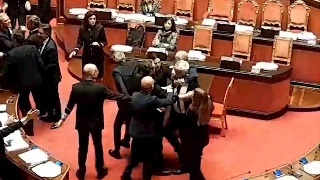 Premierato: tensione in aula al Senato, prima una rissa poi le opposizioni si tolgono la giacca