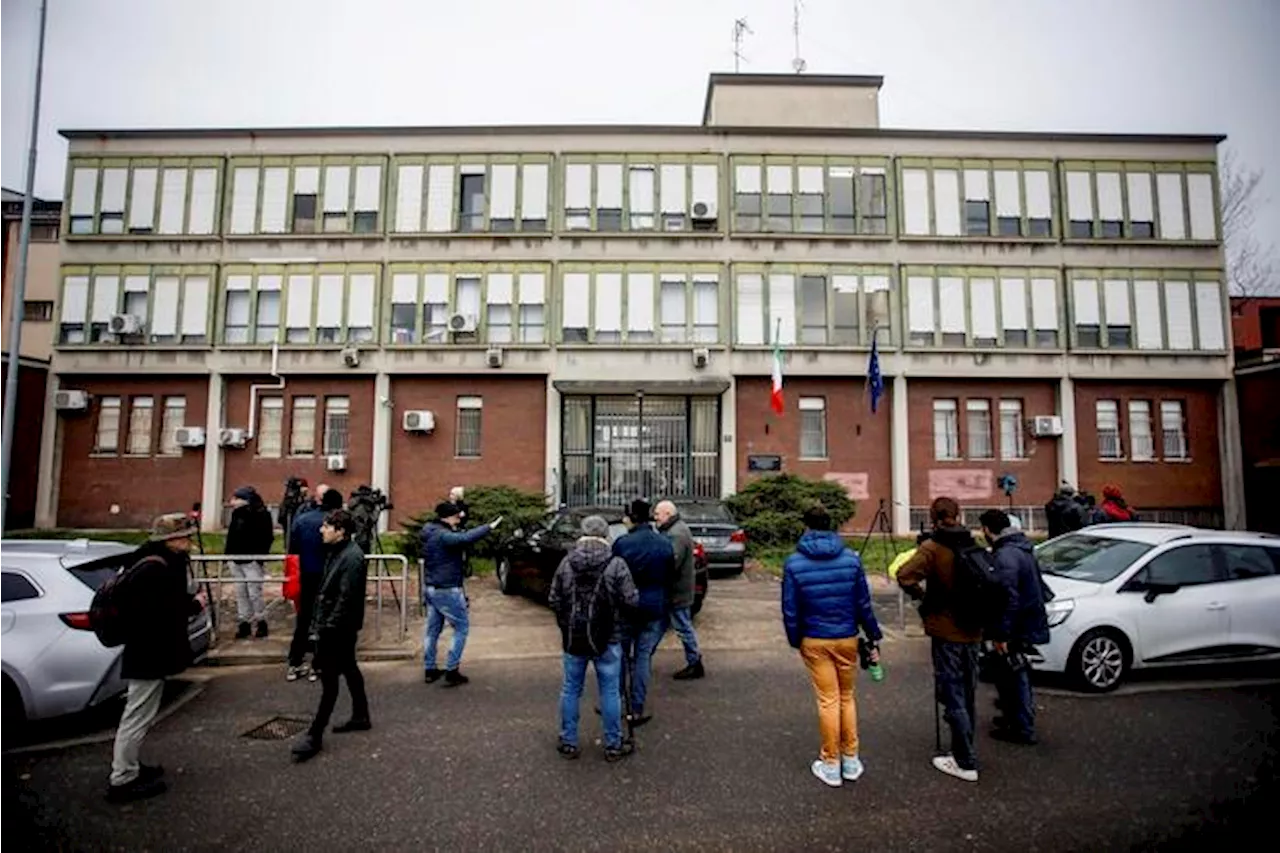 Rivolta nel carcere Beccaria a Milano, detenuti in cortile