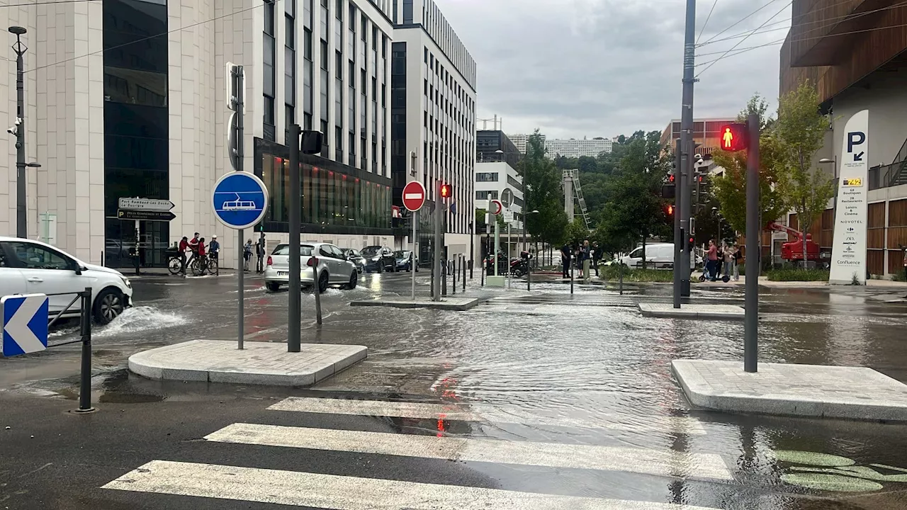 Lyon: le quartier de la Confluence partiellement inondé après une rupture de canalisation, la circulation...